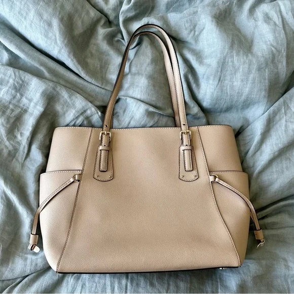 Michael Kors Large Beige Voyager Tote Bag with Built-In Laptop Sleeve - Picture 2 of 5